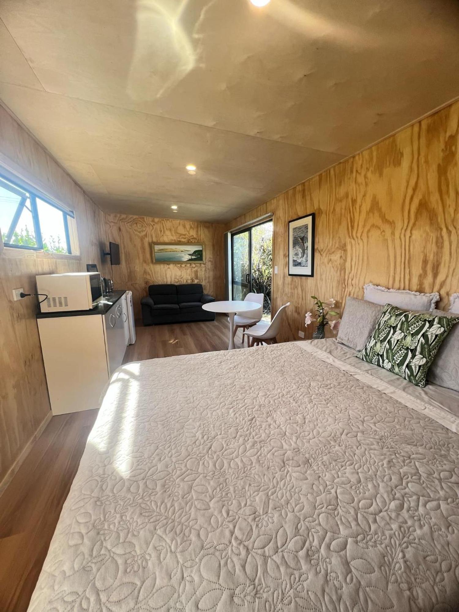 Mangawhai Room And Studio Екстериор снимка